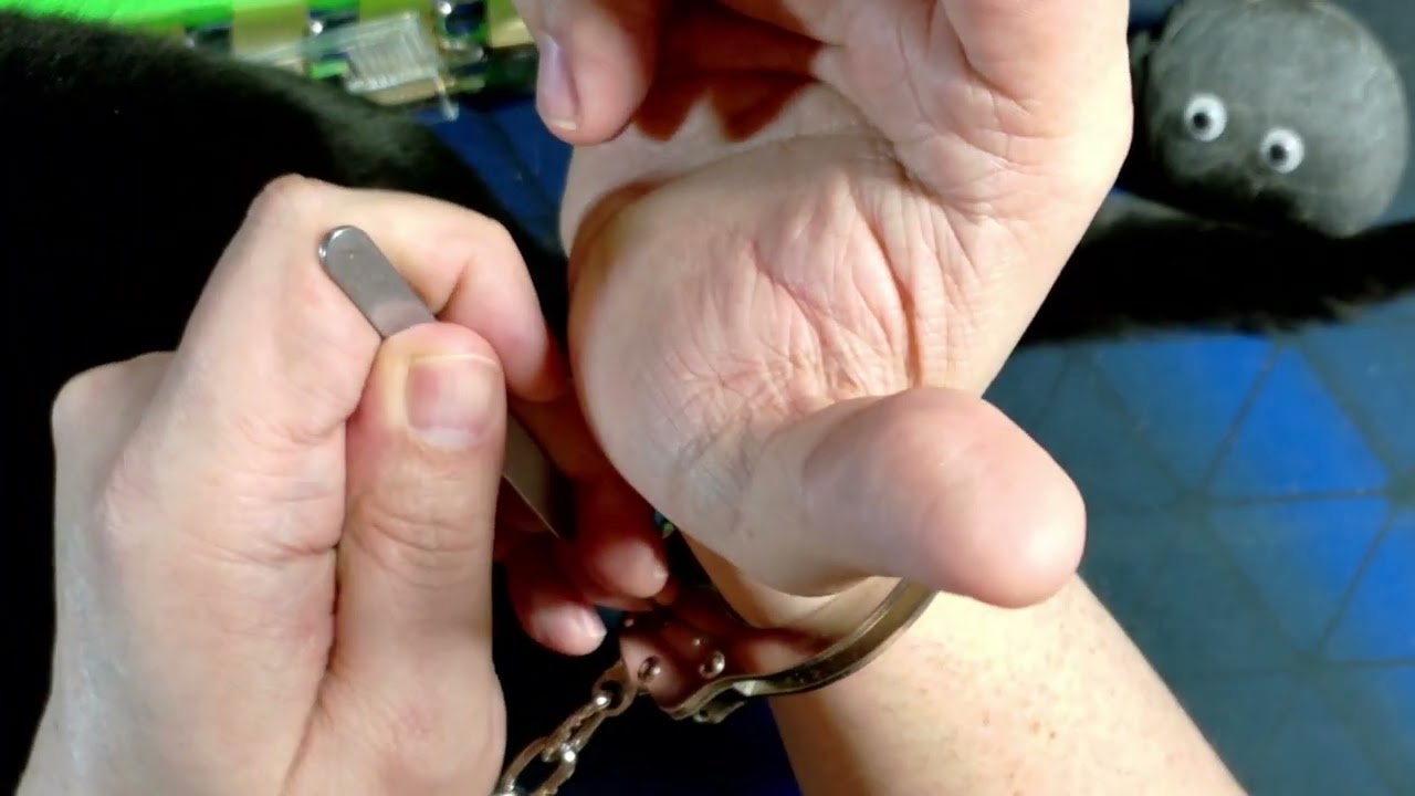 Happy #NationalHandcuffDay #ShacklemenP4 Double Lock Escape