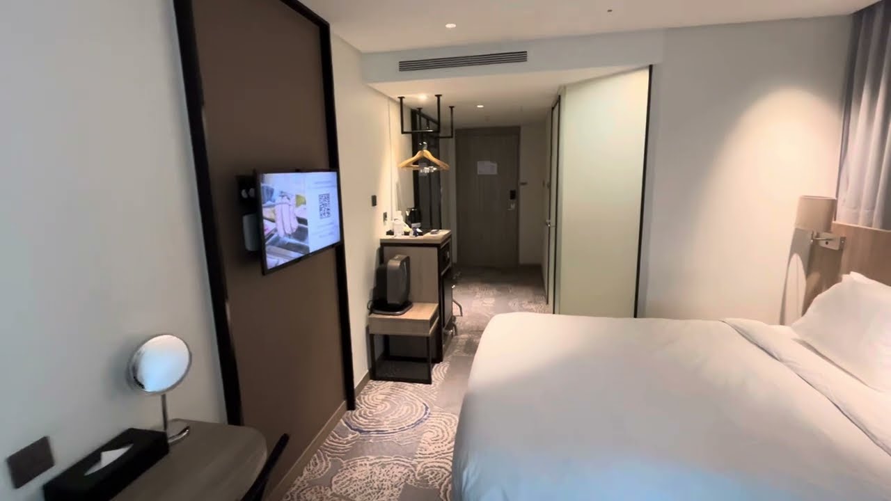 Holiday Inn Express Seoul Hongdae, Review of a Corner Room & Walking Instructions