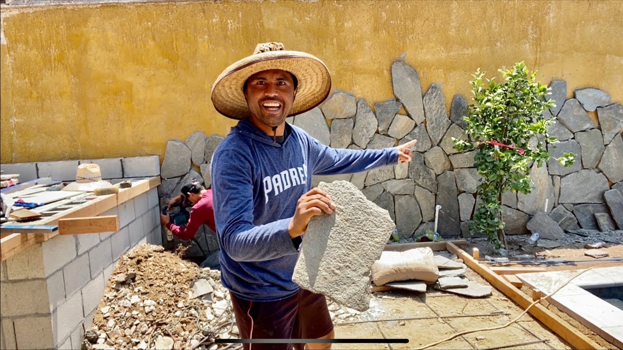 Instalando  piedra plana rústica en pared