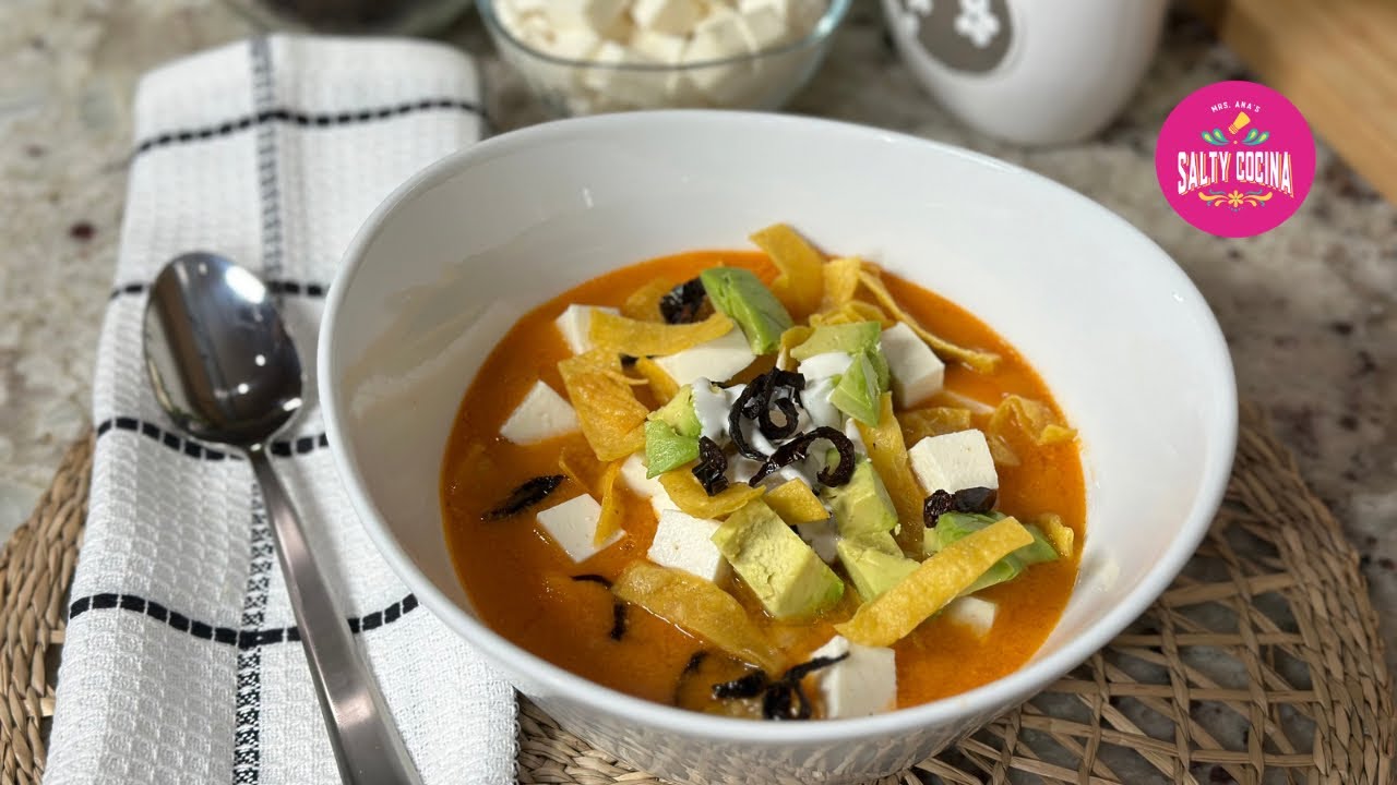 Традиционный мексиканский суп из тортильи &mdash; Sopa Azteca