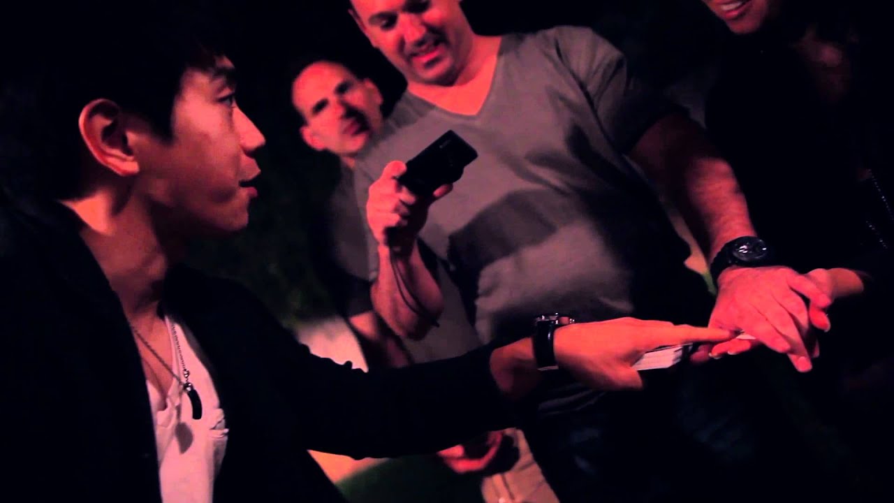 Coin Bent in His Hands! (กลงอเหรียญในมือคนดู) | House Party Magic Part 1/2