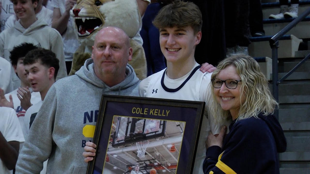Баскетбольная команда юношей Neuqua Valley вырвалась вперед в концовке матча против Metea Valley ...