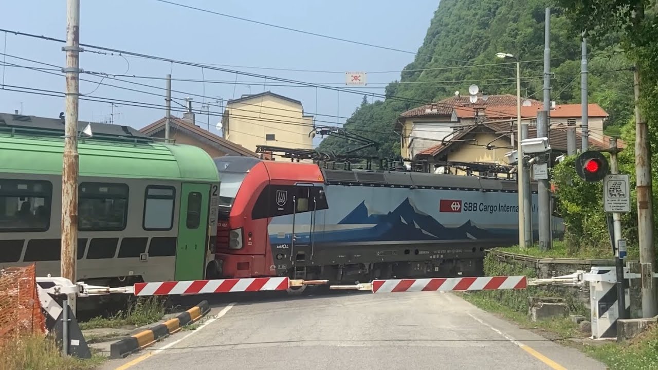 POTENTISSIMO! treno MERCI al passaggio a livello di LAVENO prima di entrare in GALLERIA!!