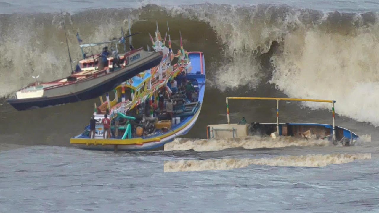 REKAMAN PESISIR PANTAI PUGER NELAYAN TERSAPU BADAI GELOMBANG BESAR NYARIS..1 TENGELAM