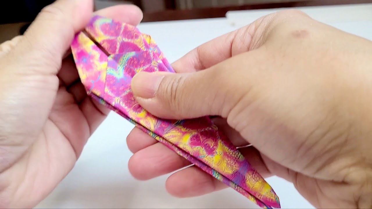 Origami: Paper cranes (Doing the senbazuru)