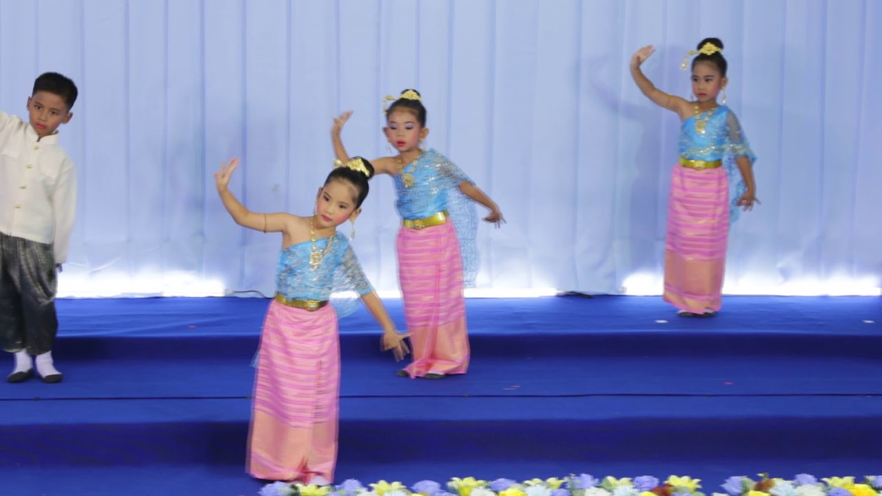 ชุดการแสดง ฟ้อนบายศรีสู่ขวัญ โดยโรงเรียนนครรังสิต รัตนโกสินทร์