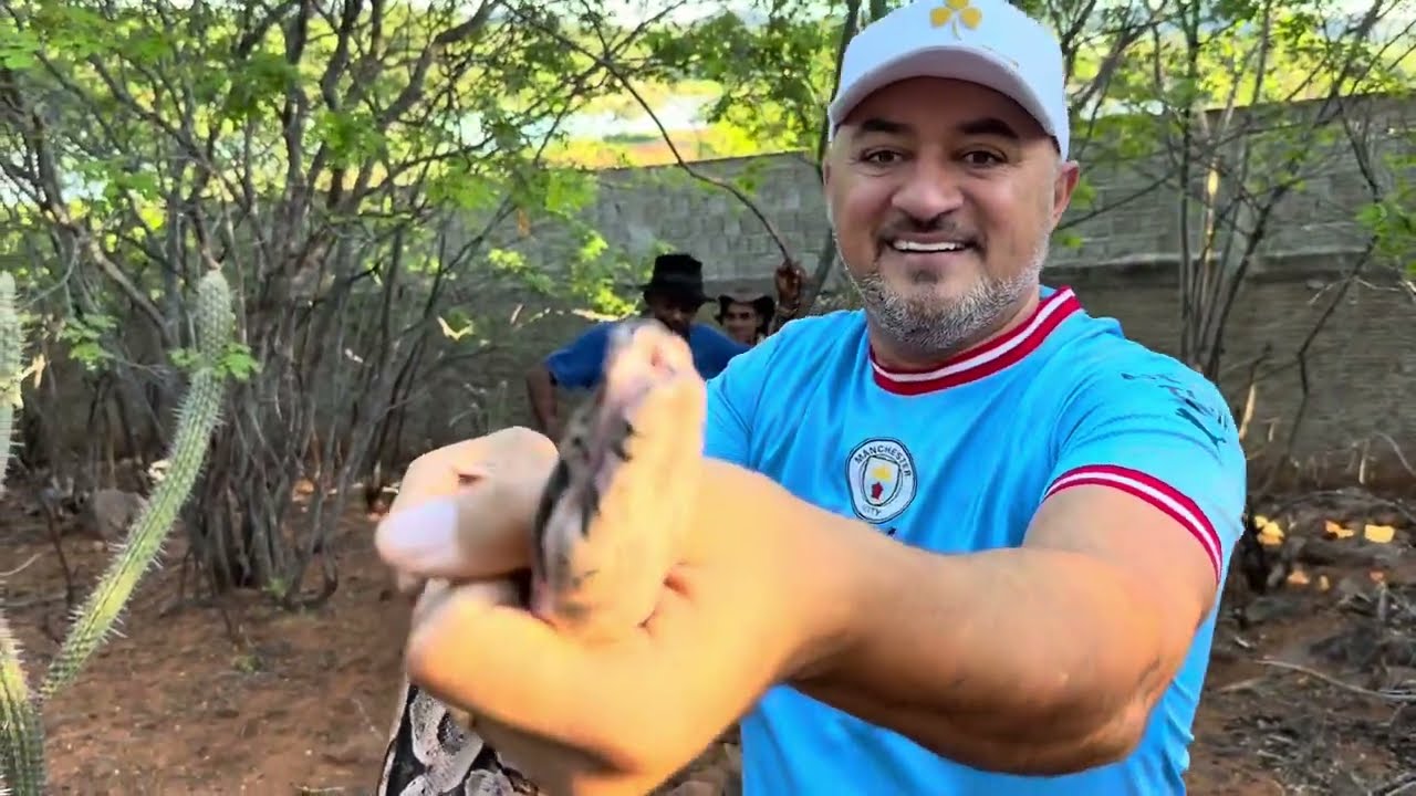 CHARLLES E TÕE ENCONTRAM UM PRESENTE PARA TIRINGA ENQUANTO MOSTRAVAM O NINHO DO EMÚ | VEM DE CAP