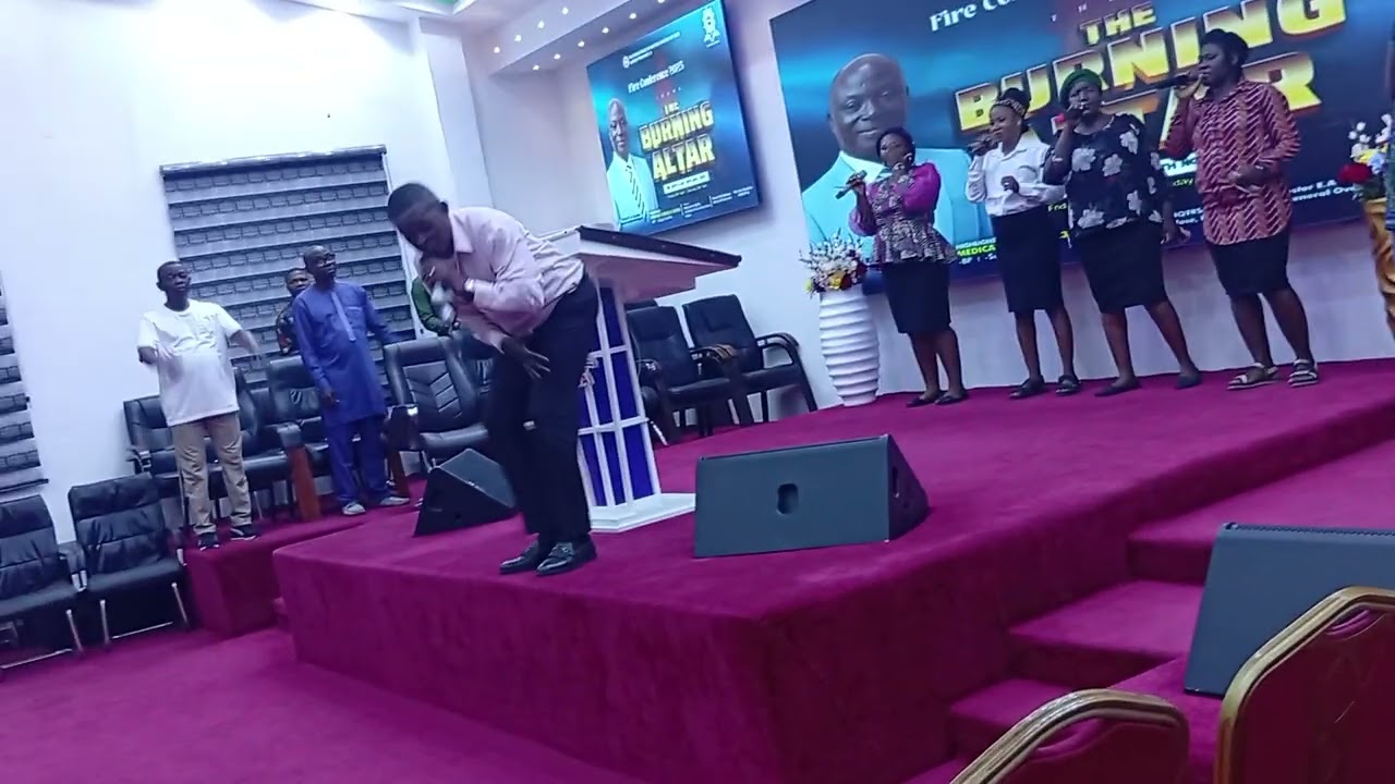 Watch Alabaster De Bishop intense worship session @ RCCG Lagos Province 3 HQ Festac Lagos Nigeria. 🔥