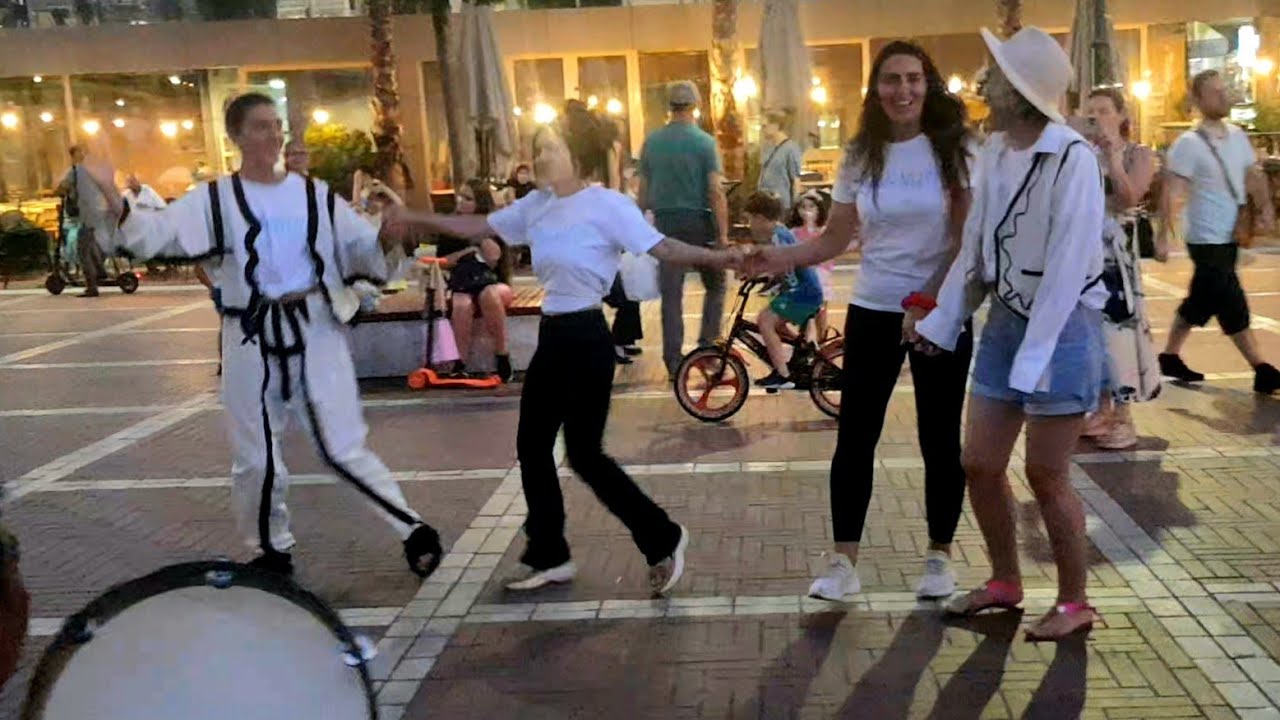 artistet e rruges.Ndezit pazari i ri ne tirane nga muzika popullore