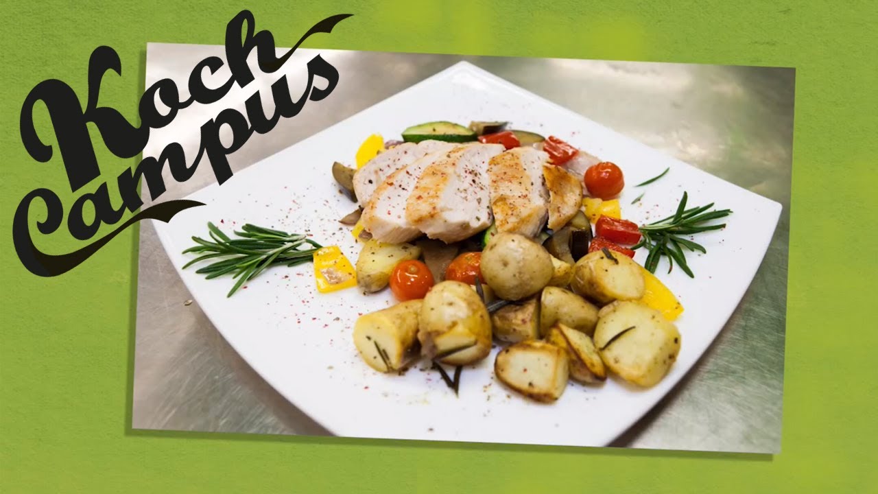Koch Campus - Gebratenes Hähnchenbrustfilet auf mediterranem Gemüse mit Rosmarinkartoffeln