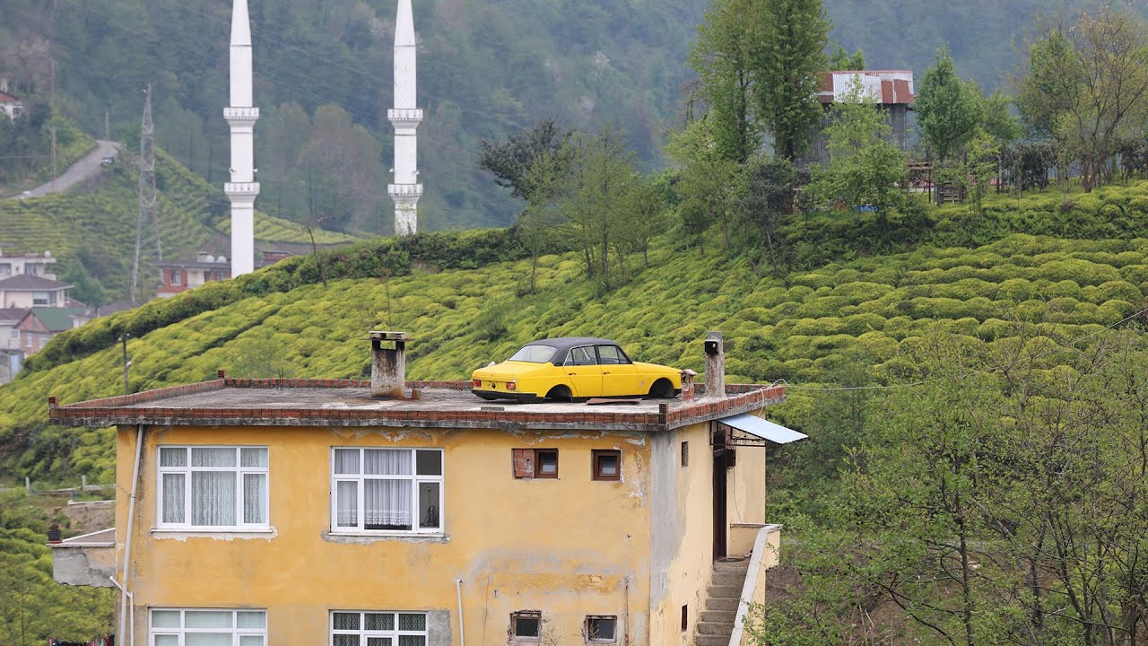 Satmaya kıyamadığı baba yadigarı otomobili çatıya koydu