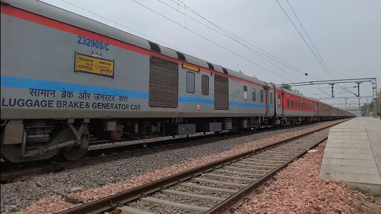 Unusual Slow Pass! 05220 Anand Vihar Muzaffarpur AC Spl Skips Maripat due to late LC Gate Closure 