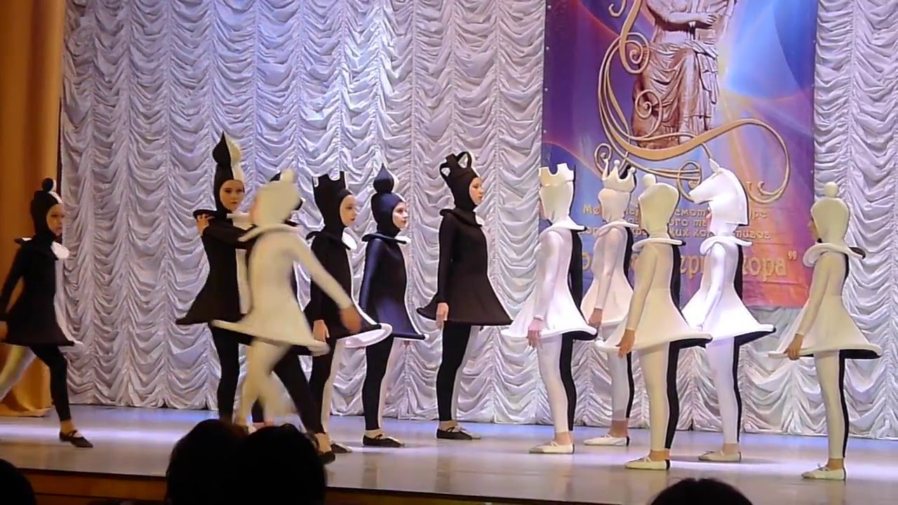 Танец шахматных фигур — Live chess dance choreography 