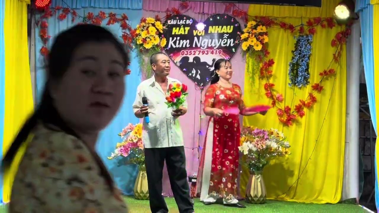 Chú nong dân trông ớt có giọng hát rất hay 