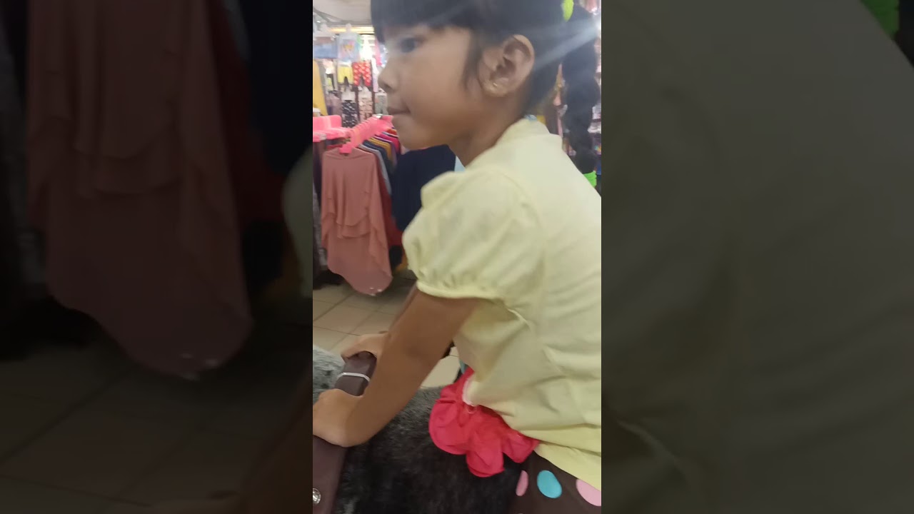 Bermain gajah - gajahan di ITC Cempaka MAS.