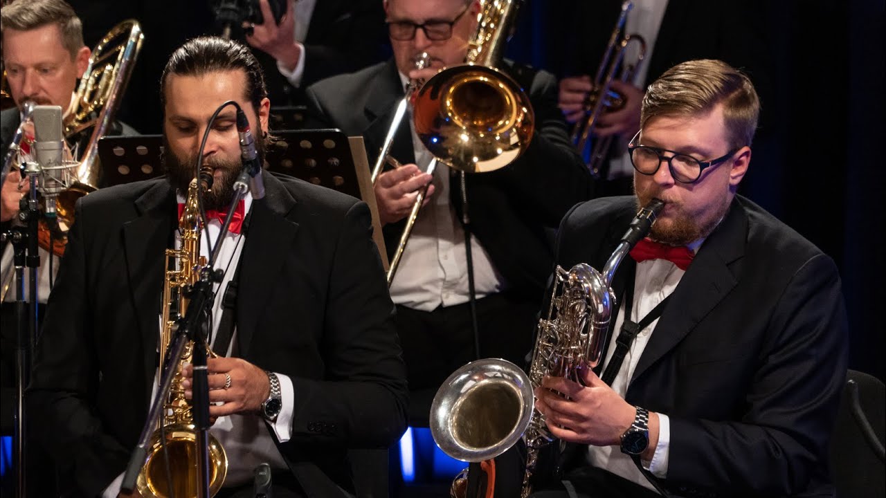 Jelgavas bigbends izpilda Rihards Zaļupes skaņdarbu „Full Moon Orchestra”. Pirmatskaņojums