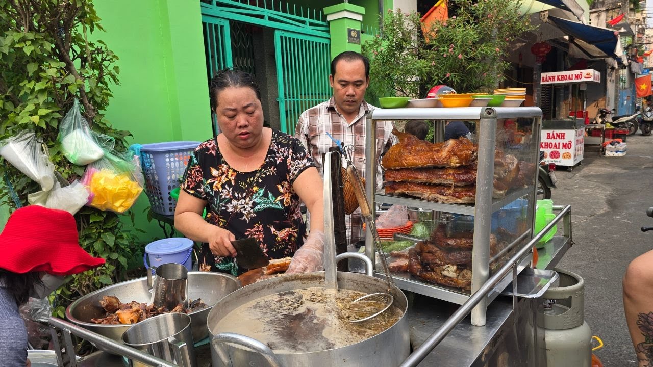 Chị Chép Sài Gòn nấu tô mì vịt tiềm góc tư ngon, rẻ nên nhiều người tìm đến mua