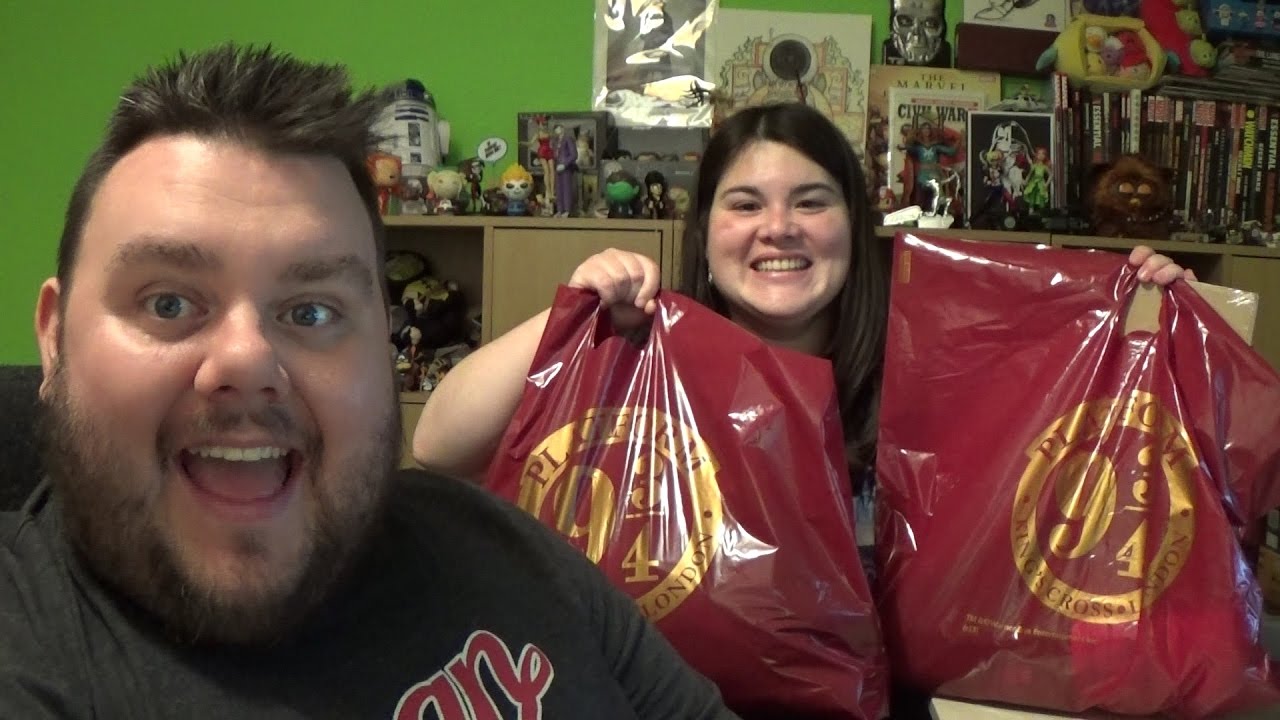 Покупки в магазине товаров по мотивам Гарри Поттера на платформе 9 3/4 вокзала Кингс-Кросс в Лонд...