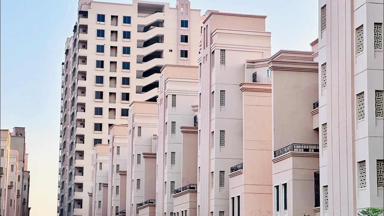 Falaknaz Harmony|3 Bed Dd Cottage 1550 SQFT |1st Park Facing |Main Jinnah Avenue Karachi |For Sale|