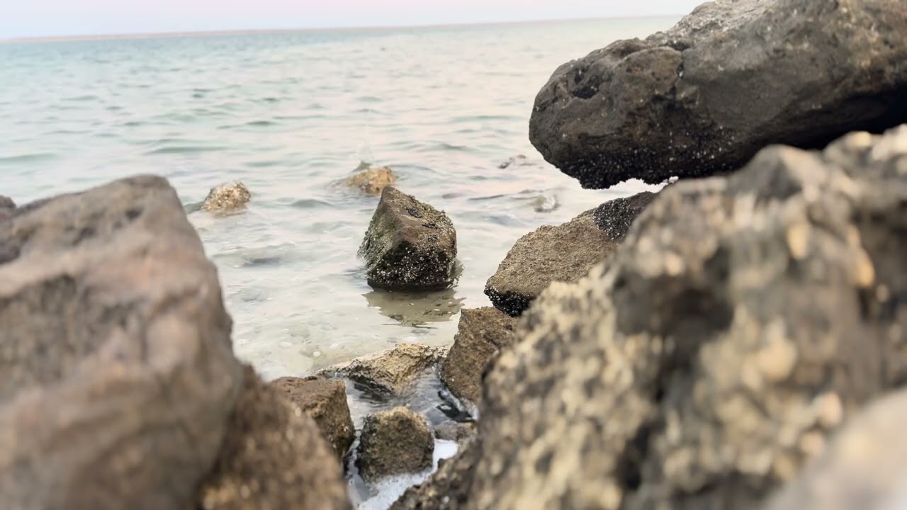 Peaceful Ocean Waves Between Rocks at Sunset | Jubail, Saudi Arabia 🌅🌊 (No Music)