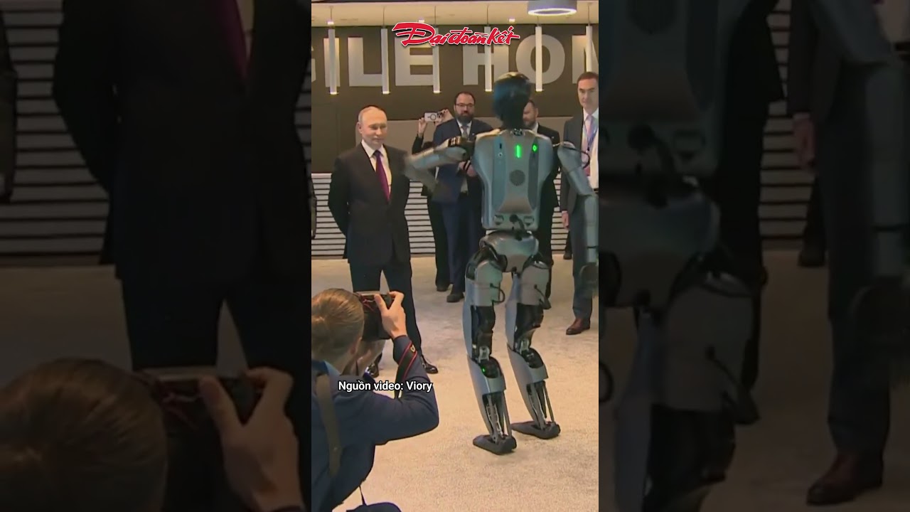 Khoảnh khắc gây sốt: Robot Grin ‘uốn éo’ trước mặt ông Putin
