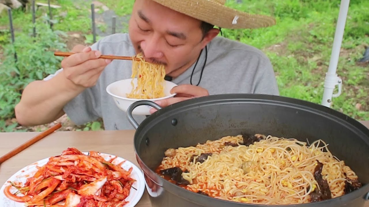 (ENG SUB)신라면으로 해장라면 만들어먹기 ~ hot spicy instant noodles(Shin Ramyun)mukbang eating show