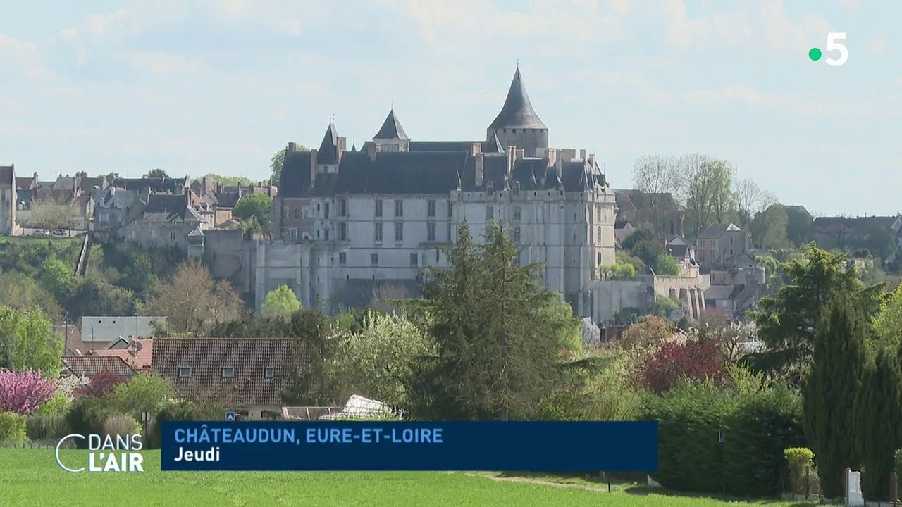 À Châteaudun, on vote comme le reste de la France - reportage #cdanslair 16.04.2022