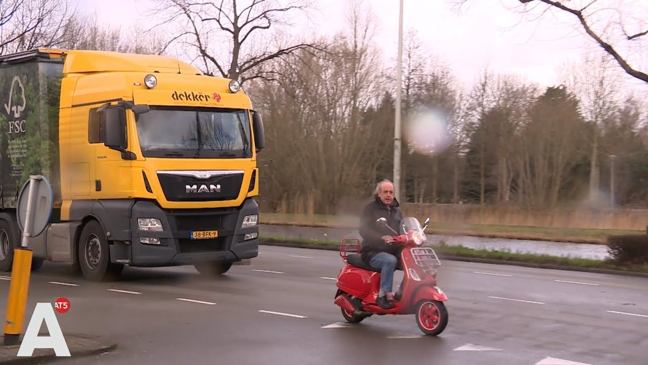 Snorfietser Martin is rijbaanweigeraar: 'Ik blijf op het fietspad'