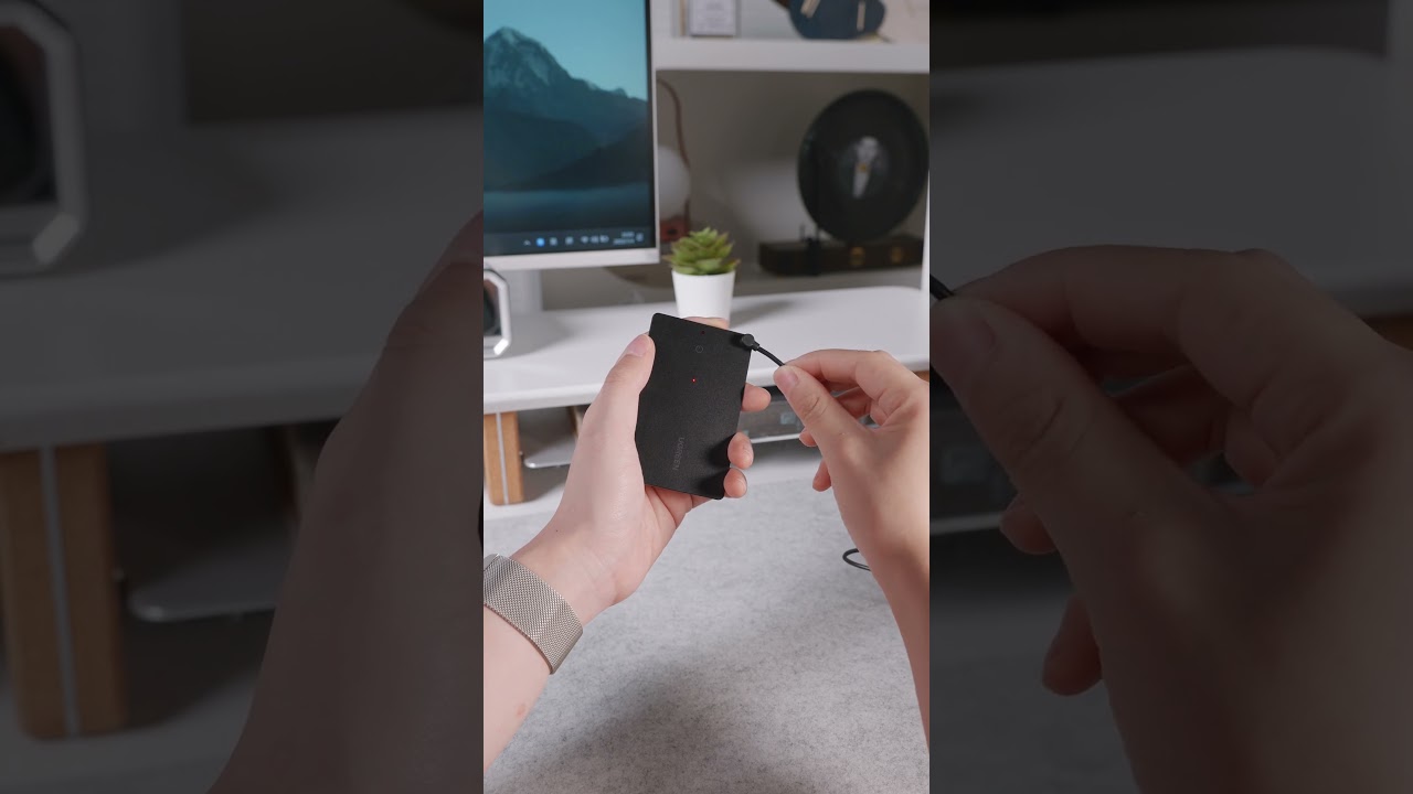 Connect your UGREEN Slim Smart Finder to your iPhone, slip it into your wallet, and forget about it