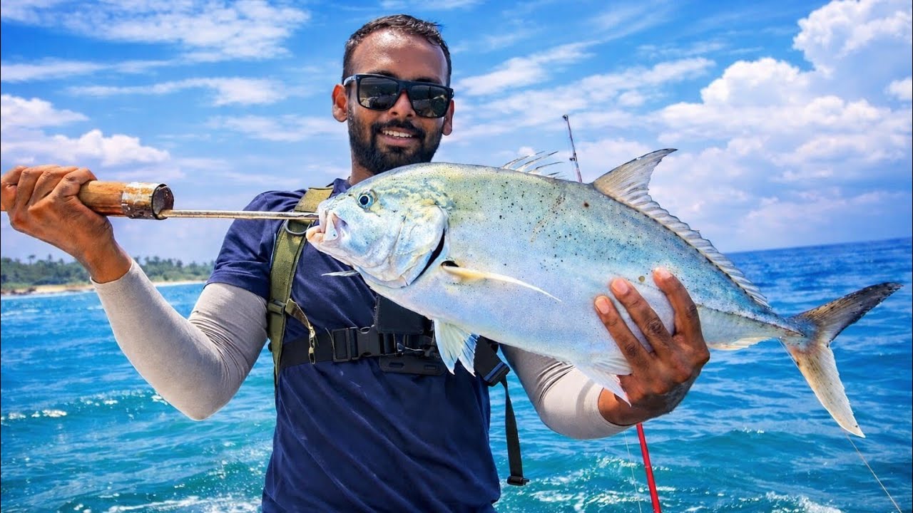 මුහුද මැද ලොකු ලොකු මාලු අල්ලන සෙල්ලම😱 - Trevally Fishing in Deep Sea | Village Catch 