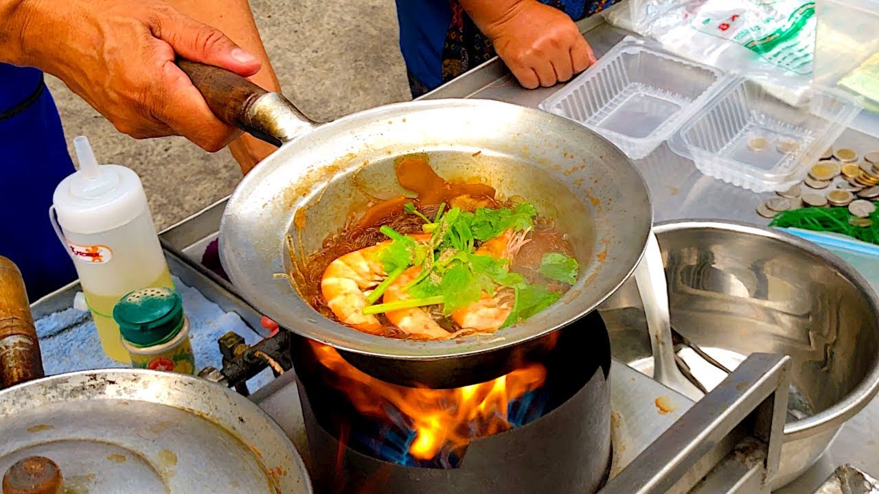 BANGKOK STREET FOOD | Fresh Ginger Shrimp & Glass Noodles (Goong Ob Woonsen)