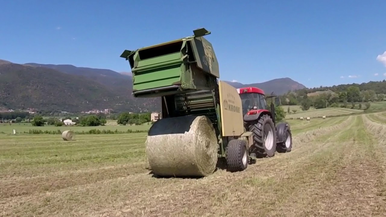 Empacadora KRONE Vario Pack en acción  (baling)