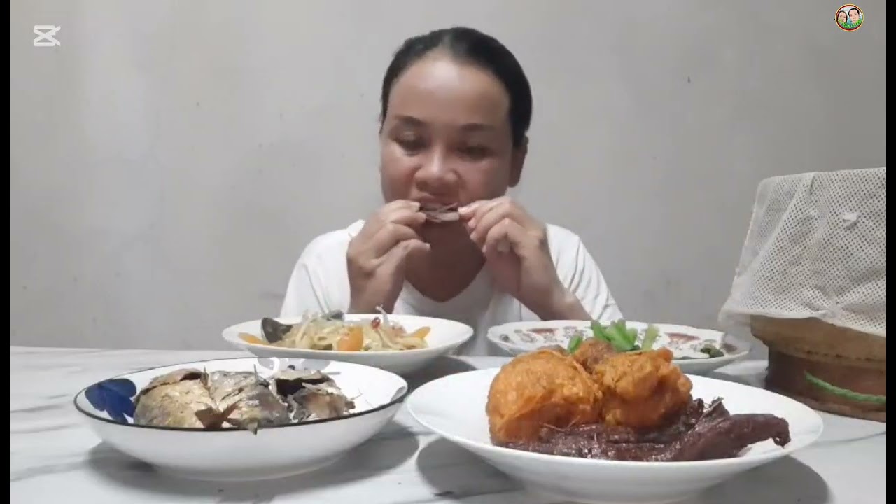 อาหารมีหลากหลายอย่างให้เลือกทาน food 