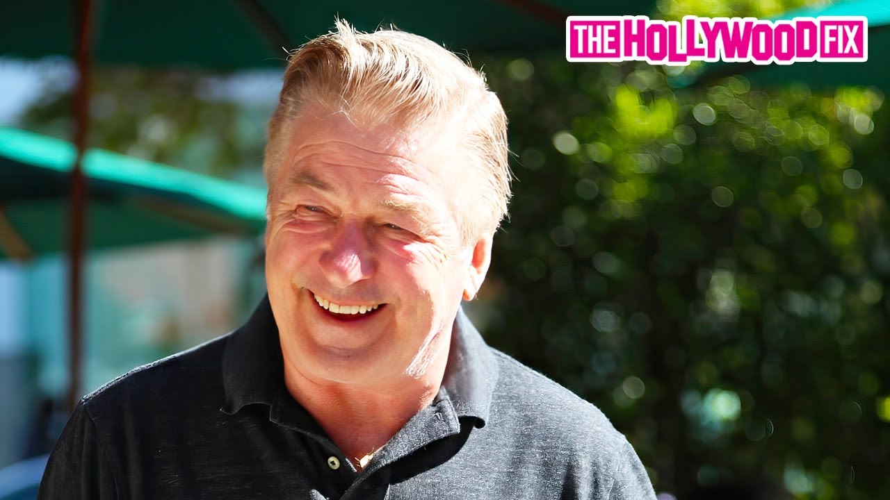 Alec Baldwin wyśmiewa paparazzi, wychodząc z lunchu w kawiarni Urth Caffe przy Melrose Ave. w Wes...
