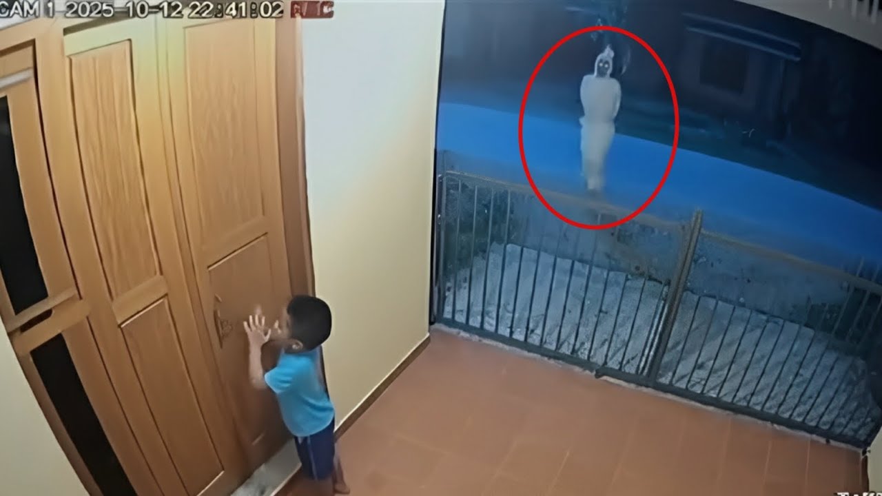 Terekam cctv Anak ini Gedor-gedor Pintu Karena di Kejar Hantu Pocong saat ditinggal Mamanya