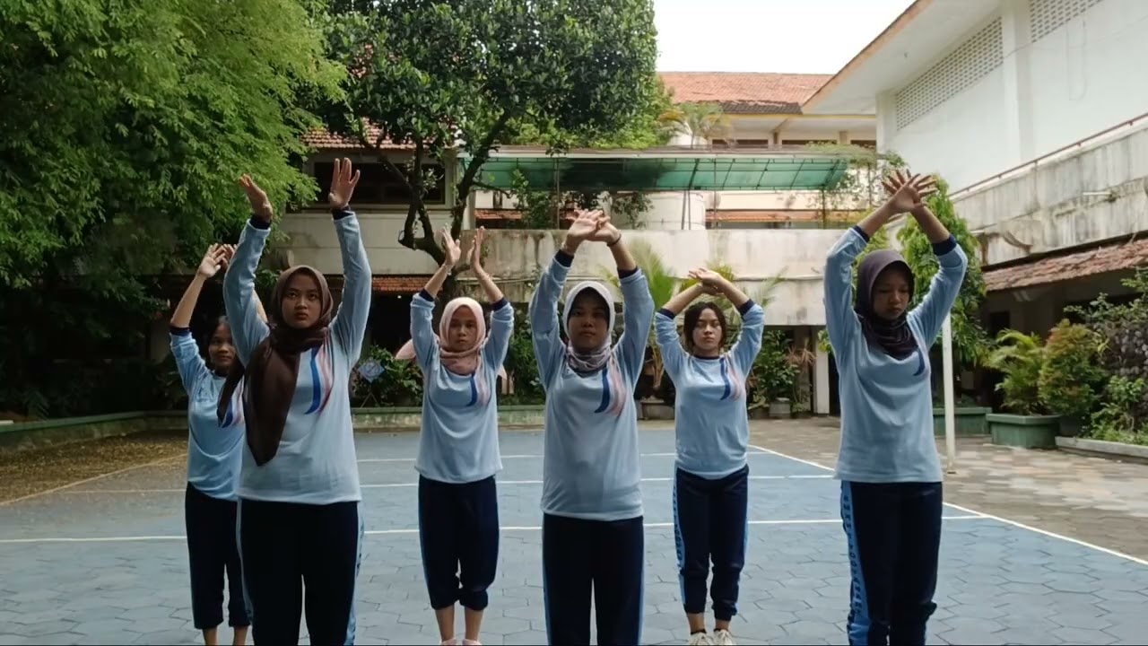 Senam Kreasi Kelas XIMP2 Kelompok 2