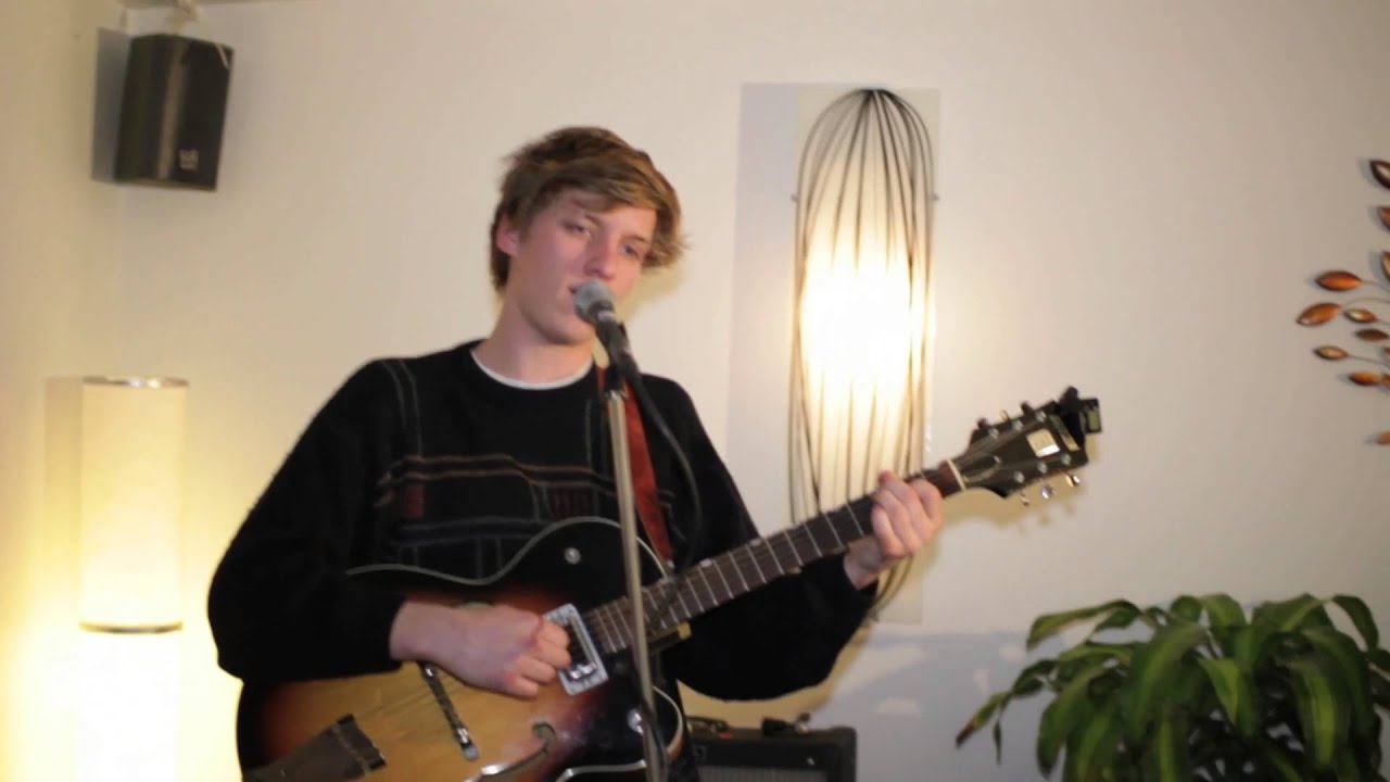 #GeorgeEzra - Breakaway (solo) live in Derry 2013