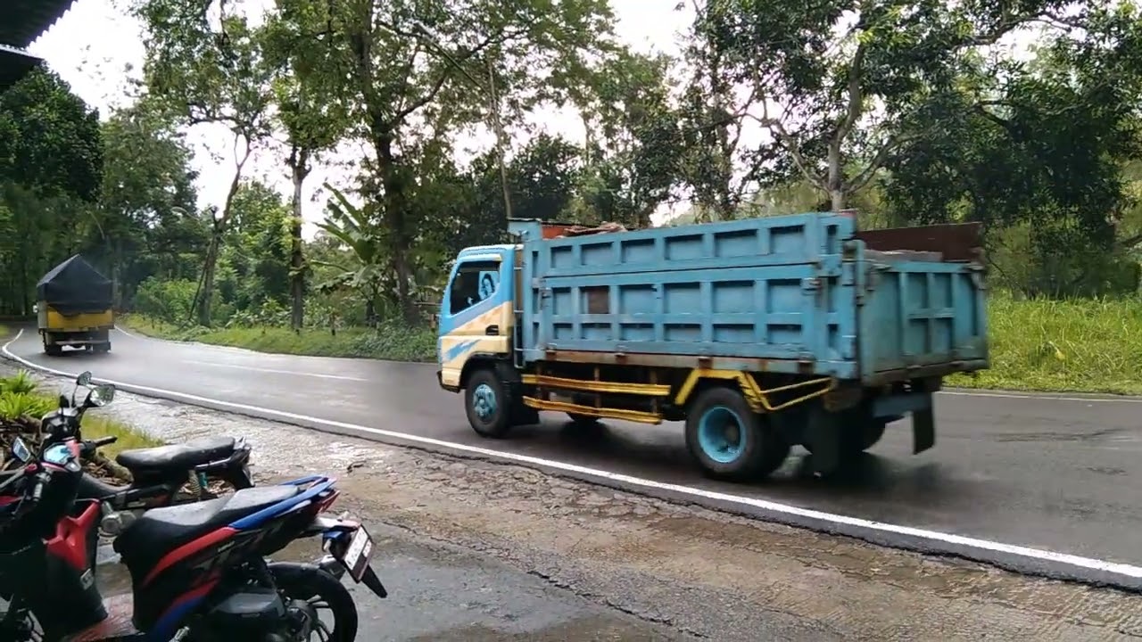 Bus Tentrem gas pool ditikungan tajam jalur tengkorak lahor karangkates 
