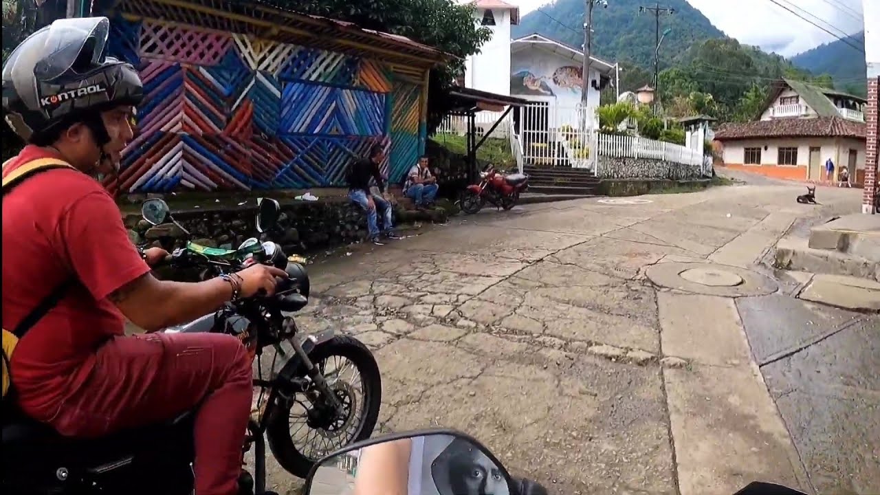 Pueblo Pance Cali Colombia subiendo en moto