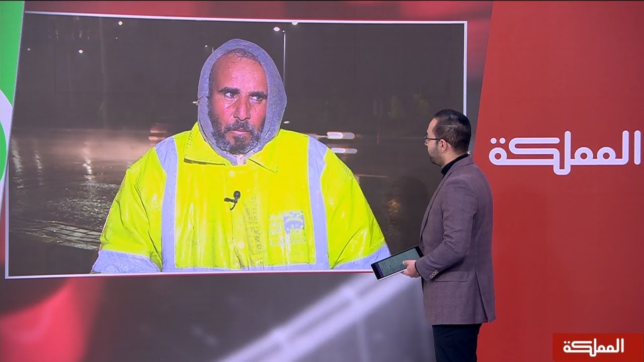عامل وطن يقوم بفتح مُنهل أثناء المنخفض الجوي