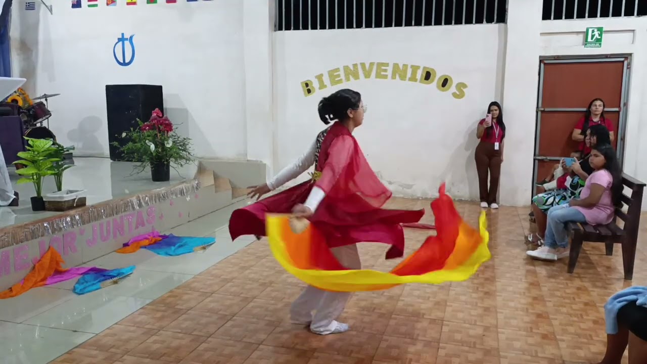 presentación a cargo de una joven de la iglesia de Dios Evangelio Completo de Zent de matina 