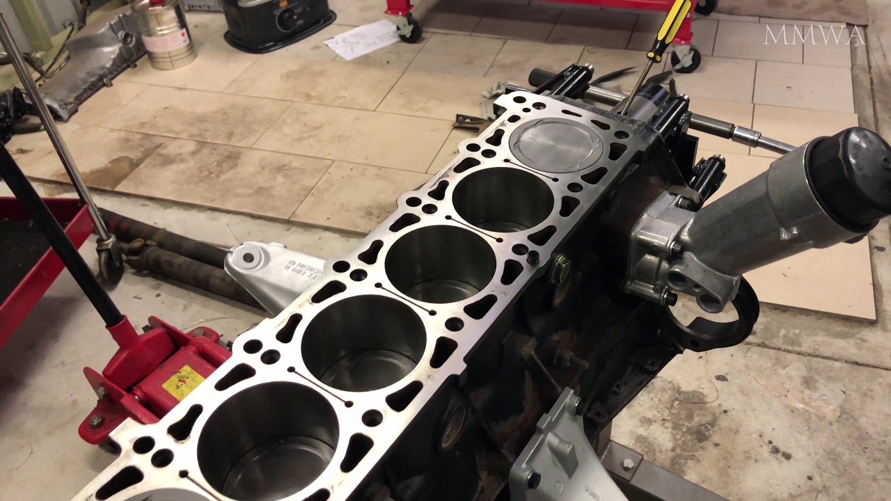 Red W124 project cylinder head installed - M104.980