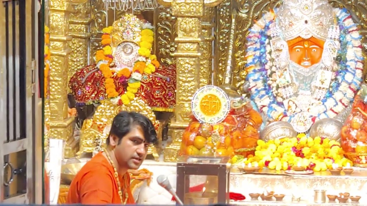 बागेश्वर बाबा अपने छोटे भाई शालिग्राम को पटाखे फोड़ते हुए रात में निकल बाहर देखने फुलझड़ी लेकर