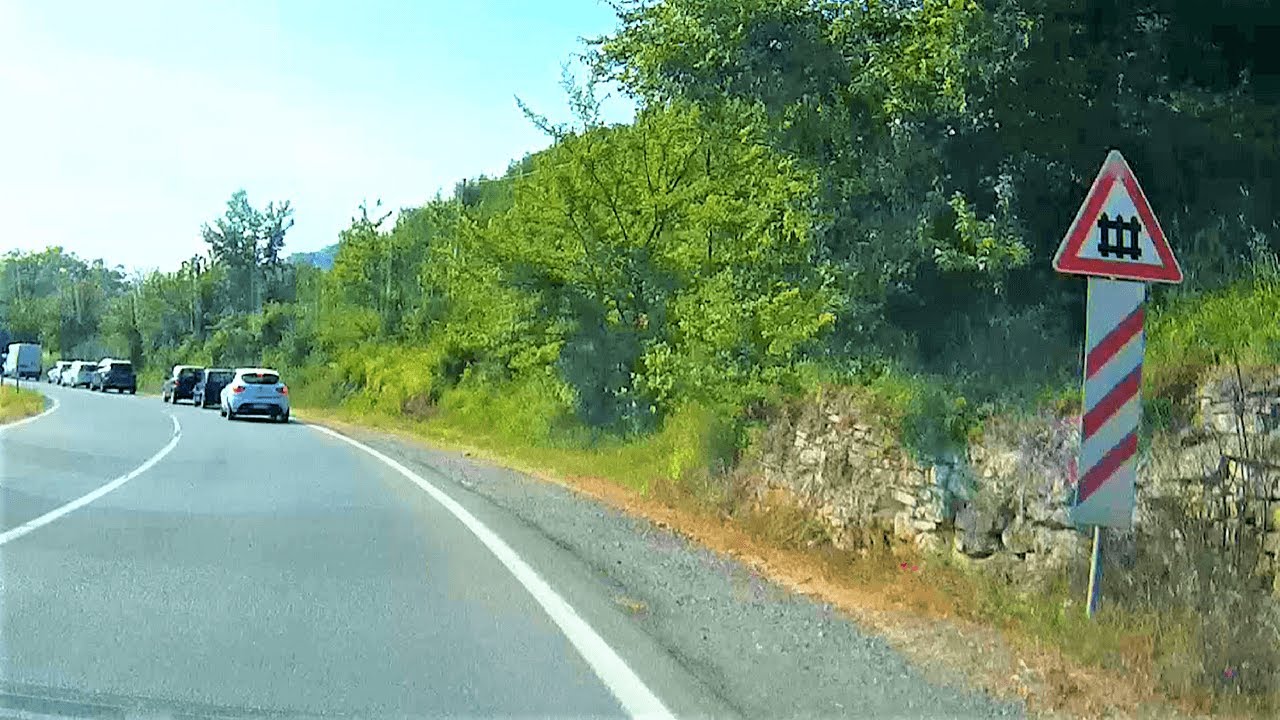 Passaggio a livello Cremolino (dir.Prasco) coda di auto # railroad crossing # bahnübergang