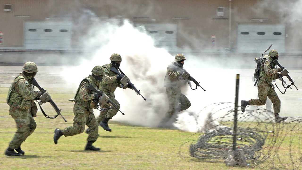 【普通科連隊の戦闘｜全速力の75式ドーザが突撃経路を啓開】陸上自衛隊 高田駐屯地 創設74周年記念行事 訓練展示 2024｜16式機動戦闘車・89式5.56mm小銃・5.56mm機関銃ミニミ 空包射撃