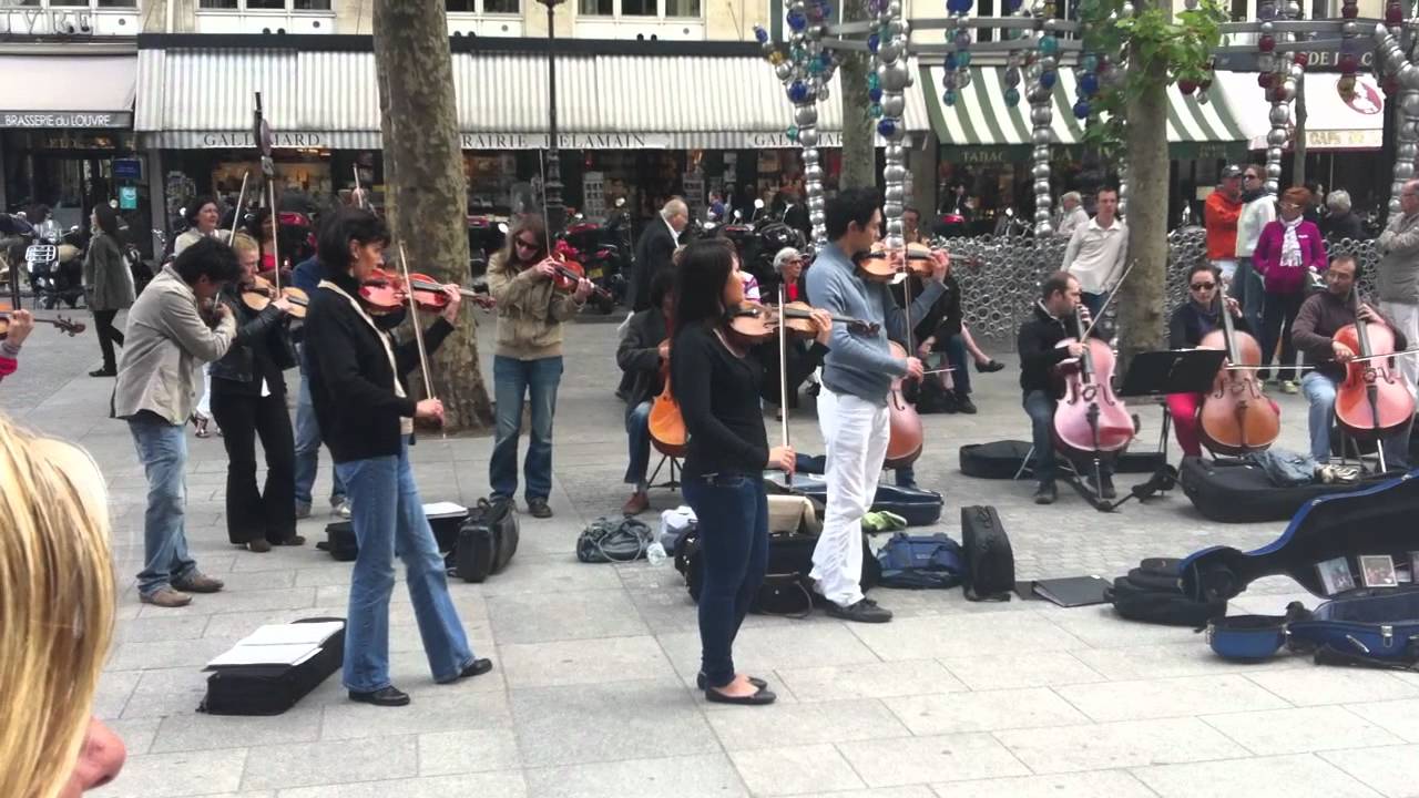 Buskers in Paris