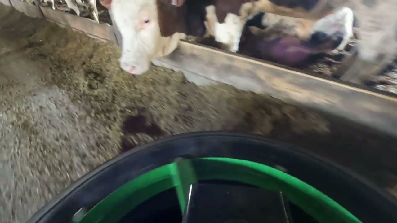 Přihrnovač krmiva s euro-úchytem k čelnímu nakladači traktoru 