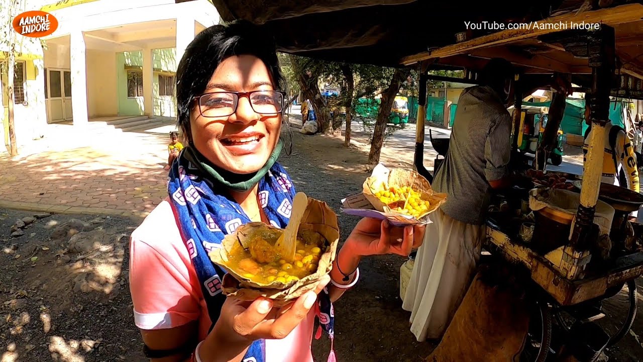 दोने पत्तल वाले छोले समोसे ₹10 में। Chole Samose in ₹10 Motivational Video Indore Street Food