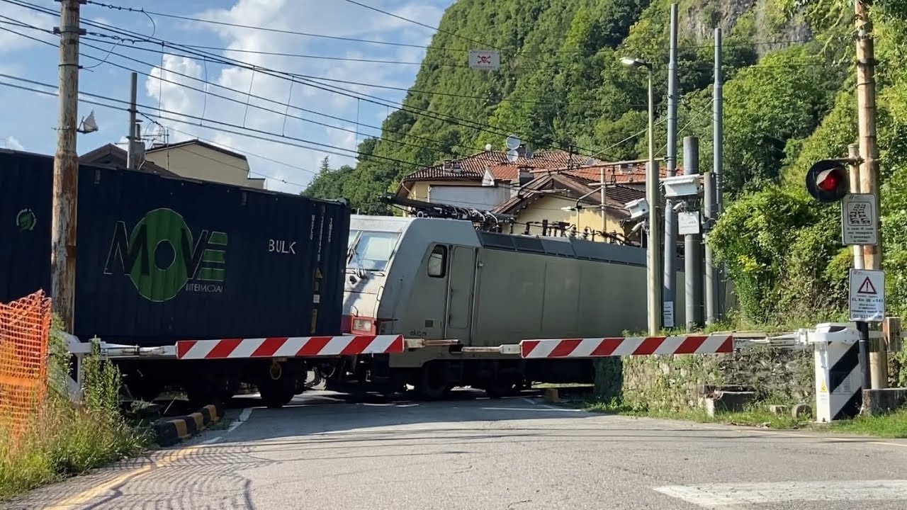 POTENTISSIMO!! IMPROVVISAMENTE si abbassano le SBARRE al PL di LAVENO e arriva UN BESTIONE DA SUD!!