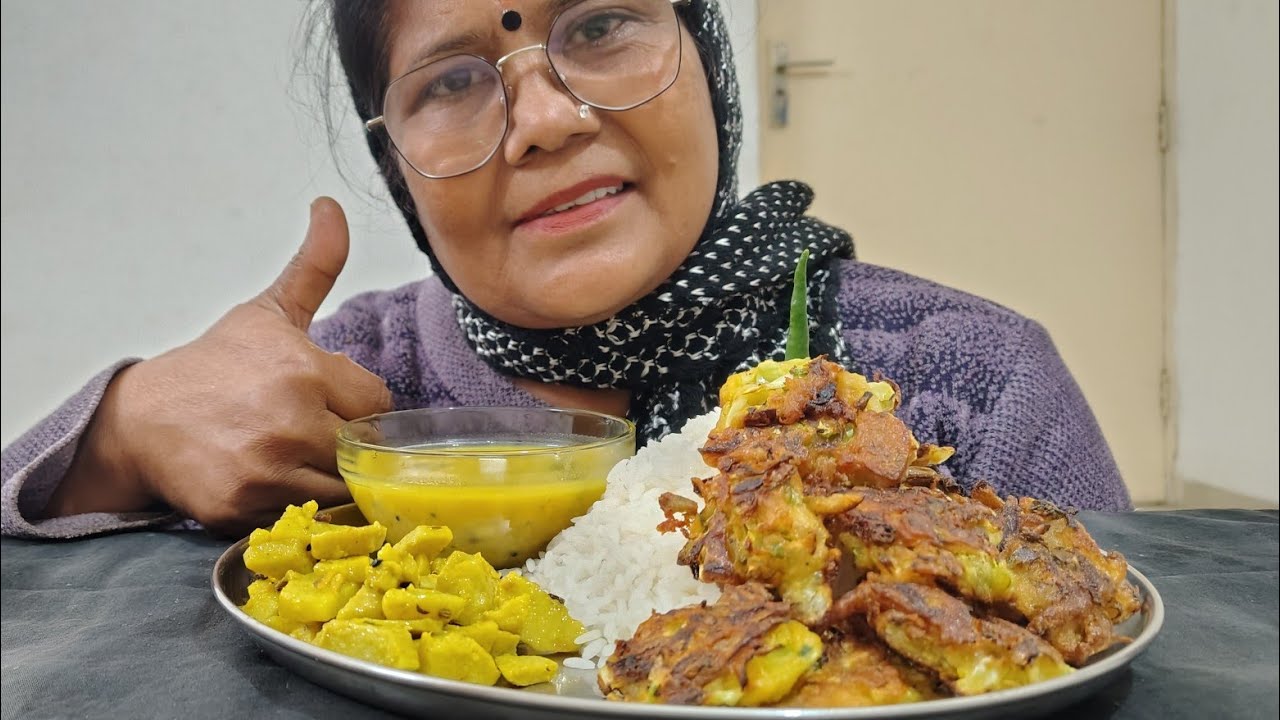 BIGBITES, EATING RICE WITH MIX DAL, BADHAKOPIR PAKODA, KOCHU ALU DIYE TARKARI ||